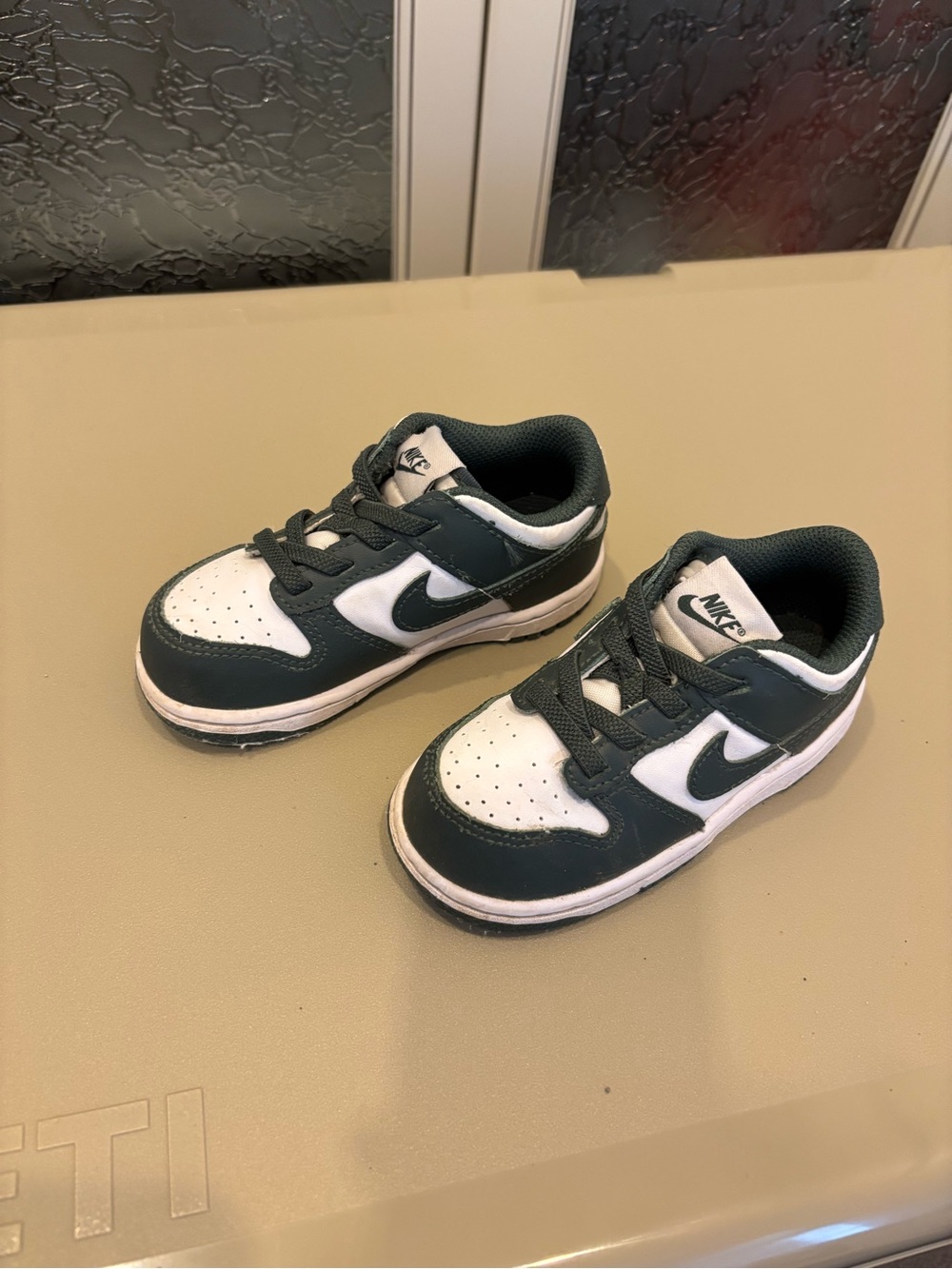 Nike Kids Low-Top Sneakers in White and Dark Green